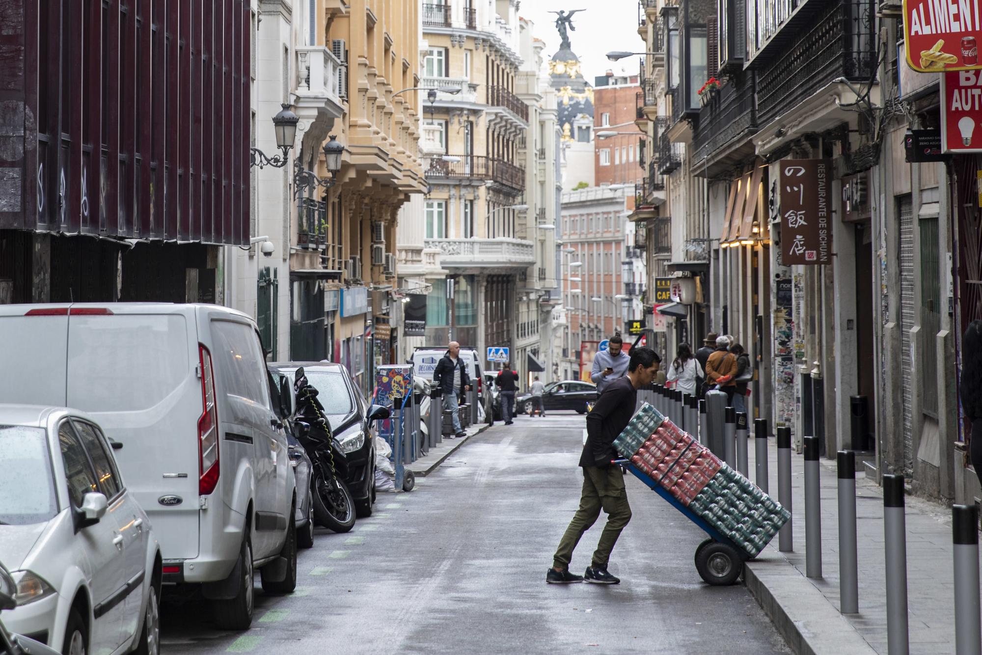 Mozo carga trabajador